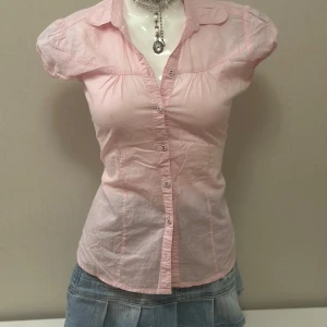 Ljusrosa kortärmad skjorta - Coquette pink shirt with puff arms the tag says 164 but it fits s or medium please check out the measurements   Kolla gärna på mina andra mina andra annonser 