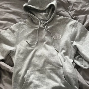 CD hoodie - En hoodie där det står CD vid bröstet,Storlek M. Vet inte vad CD står för