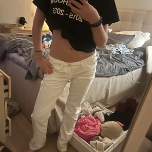 Lågmidjade jeans!! - Snygga vita jeans från Hilfiger Denim med klassisk rak passform och låg midja. Inga defekter storlek W28 L34❤️❤️