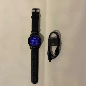 Garmin Vivoactive 4 GPS Smartwatch – komplett med laddkabel - Säljer en Garmin Vivoactive 4 GPS-smartwatch i svart med silikonarmband. Klockan är i gott skick och fungerar felfritt. Original laddkabel medföljer. Funktioner: GPS, pulsmätning och aktivitetsmätning dygnet runt Inbyggda träningsprogram och animerade träningspass på skärmen Musiklagring och Spotify-stöd (kräver Premium) Smartaviseringar från mobilen (samtal, sms, appar) Vattentålig och lång batteritid (upp till 8 dagar i smartwatchläge) Perfekt tränings- och vardagsklocka som passar både för mo