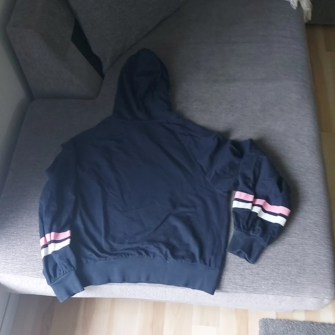 Mörkblå hoodie med tryck och ränder - 1