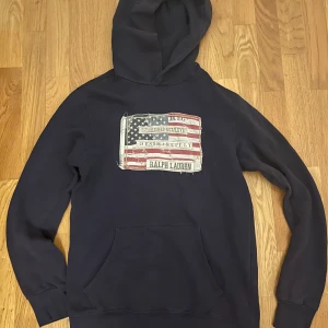 Ralph Lauren hoodie - S - Okej skick, lite solbränd och något litet hål därav priset 