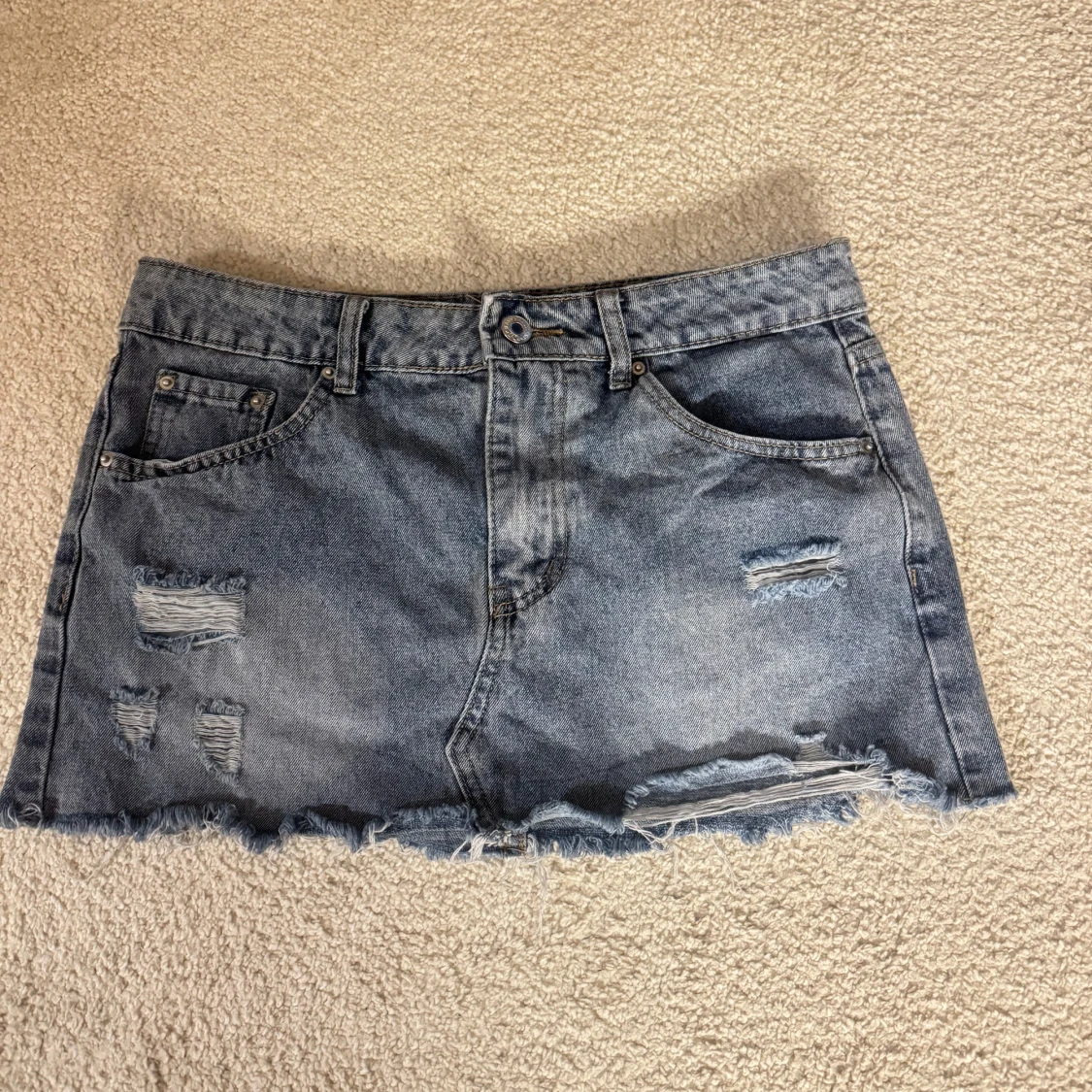 Blå jeanskjol med slitningar - 1