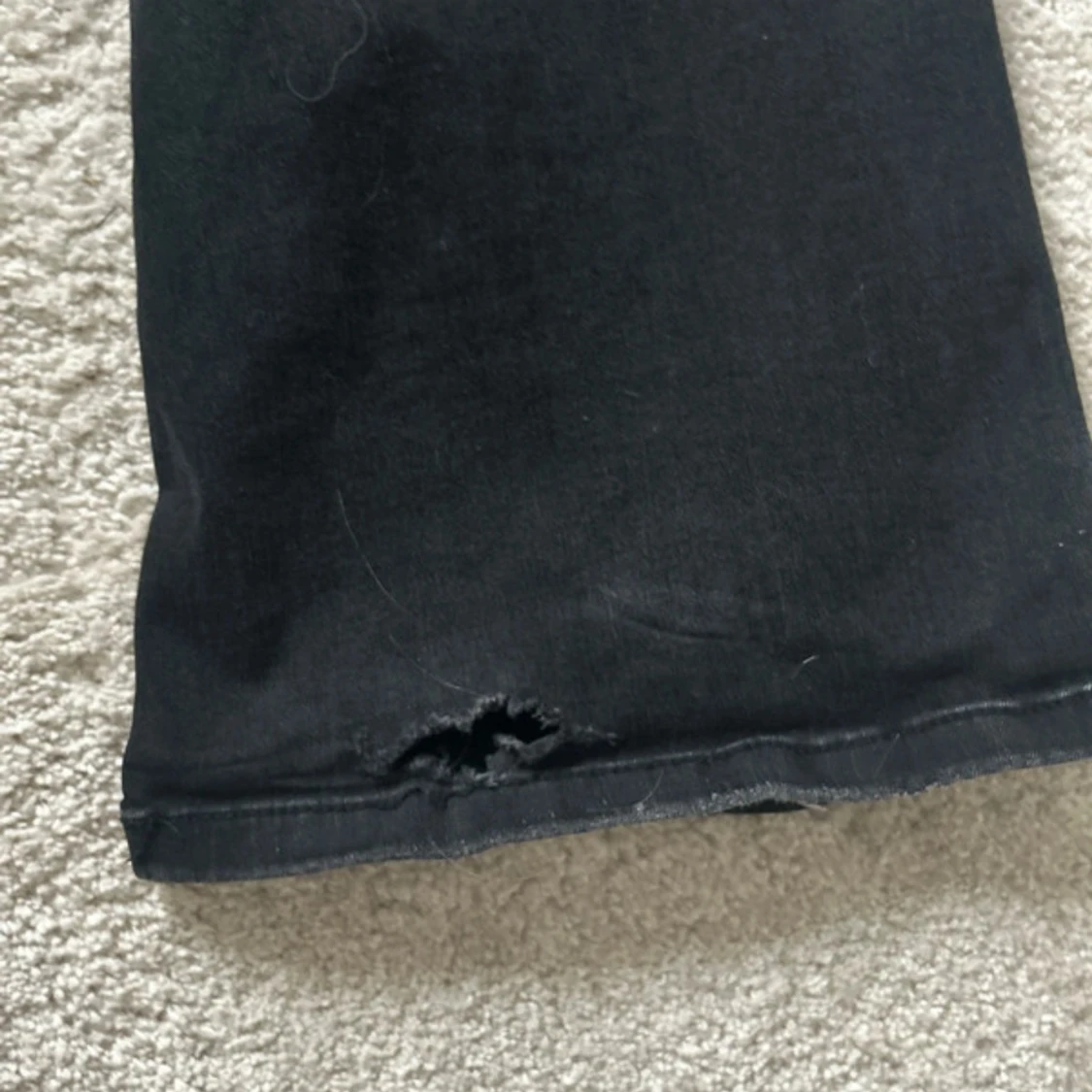 Svarta bootcut jeans med slitningar - 3