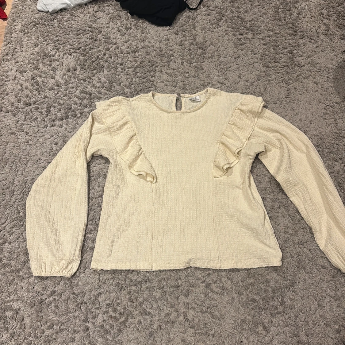 Beige blus med volang från Zara