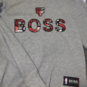 NBA BOSS sweatshirt  - Om jag minns rätt är dom här ganska rare. Riktigt fet Boss/NBA collab. Droppa en follow för Scottie Pippen. Aja, kom med bud så gör ni en man på 80 kilo muskler glad. Han sitter bra på dom flesta, tack! 