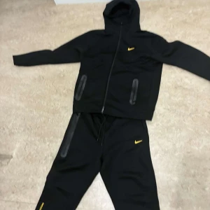 NOCTA TECH FLEECE  - Säljer en stil ren Nocta dress helt oanvänd storlek xl men passar bättre på L. Den är aldrig använd bara testat då den är lite för stor för mig