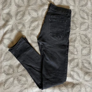 Tiger of Sweden jeans  - Snygga svarta skinny jeans från Tiger of Sweden med klassisk femficksdesign och diskreta detaljer. Jeansen har smal passform. Slitna och lite defekter som syns på bilderna.