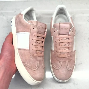 Valentino Garavani Flycrew Rosa - Valentino Flycrew skor i bra skick. Unisex, storlek 41 men passar 42. ALLA NITAR PÅ. Inget og med följer. Hör av dig vid frågor eller funderingar! (Äkta såklart). 