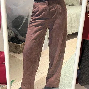 Bruna kostymbyxor  - Snygga raka, högmidjade, bruna kostymbyxor från hm. Midjemått 30-36cm (stretchiga) och innerbenslängd 74cm. Skriv gärna om du har frågor 💕