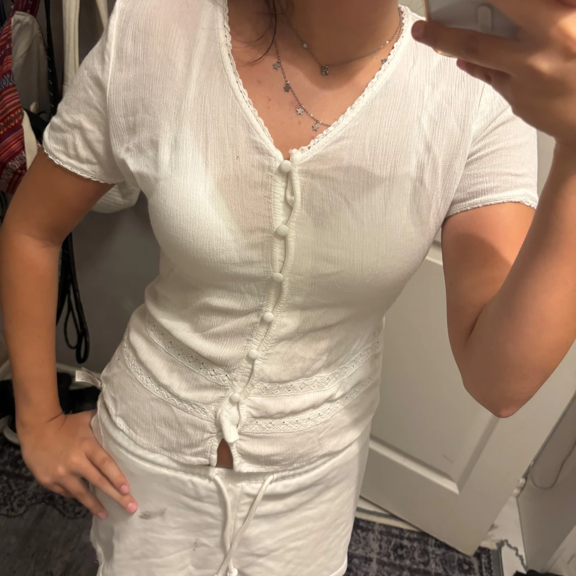 Vit blus med knappar  - 1