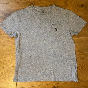 Ralph Lauren T-shirt - Mycket fint skick, storlek M - normal i storleken. Kom gärna med prisförslag eller andra frågor!