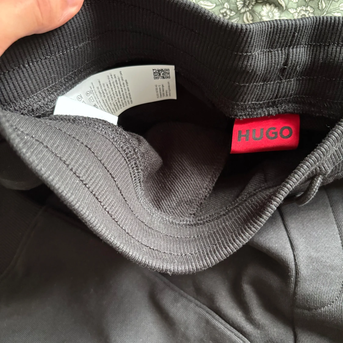 Svarta mjukisbyxor från Hugo och t shirt  - 3