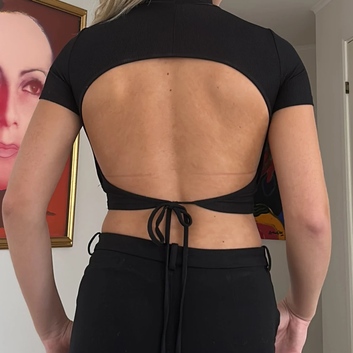 Svart kroppad topp med öppen rygg - 1