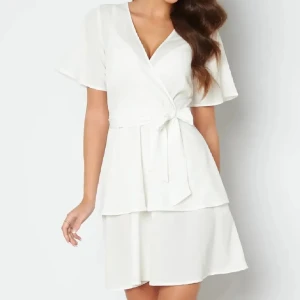 Vit omlottklänning med knytband - Använt bara en gång (till studenten).