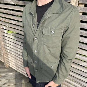 Overshirt  - Säljer denna stilrena Overshirt från east west perfekt inför hösten🍁modellen på bilden är ca en 180 och väger 70 kg. Tveka inte på att kontakta mig vid minsta fundering🙌