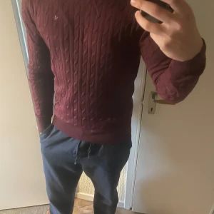 Kabelstickad Morris tröja  - Vinröd Morris tröja i large, nästan helt ny. Har lappar osv.  Nypris 1.6, mitt pris 749. Färgen är perfekt till höst/vinter och den är väldigt skön, bättre pris vid köp av flera plagg. Kolla in min profil