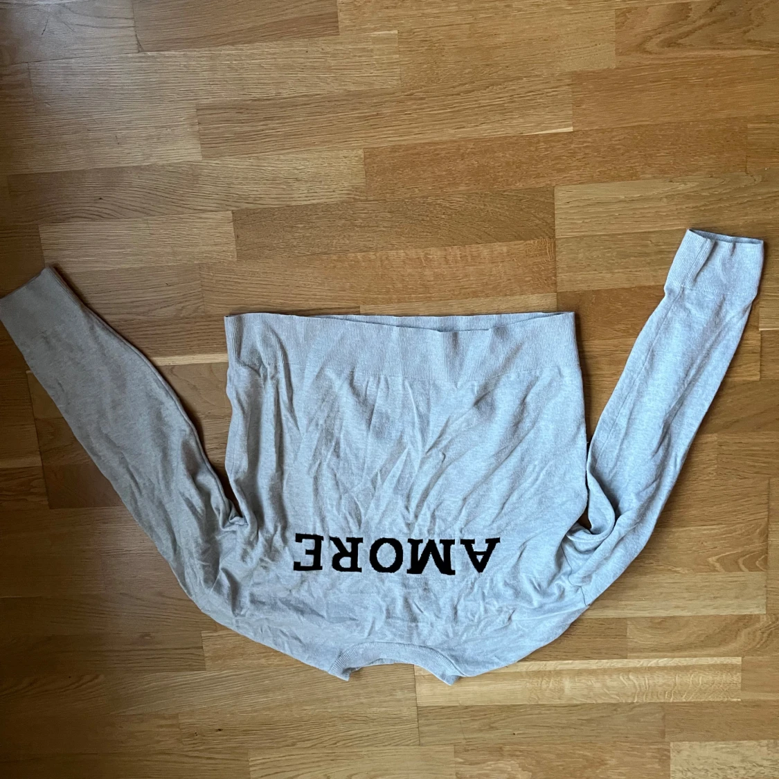 Beige tröja med text  - 1