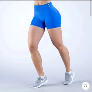 Blå träningshorts - Skitsnygga blå träningsshorts från DYFNE. Jättebra skick knappt använda!!💕Dessa är i modellen Impact.