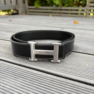 Bälte  - Rikigt snyggt bälte, helt ny, 10/10 skick, hör av er vid minsta fundering. 115 cm