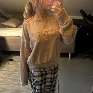 Beige sweatshirt från Carin Wester - Säljer en beige sweatshirt med broderad Carin Wester logga framtill. Tröjan har en loose passform, rund halsringning och långa ärmar. Perfekt för chill dagar och enkel att matcha med jeans eller mjukisbyxor.