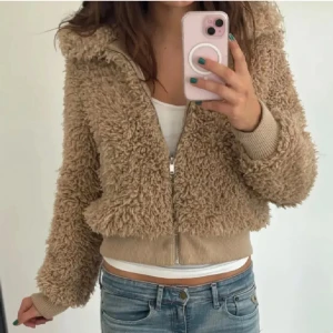 SÖKER DENNA LURV JACKA FRÅN GINA!  - SÖKER I STORLEKEN 34 ELLER 32!! HELST DENNA BRUNA FÄRG! KONTAKTA OM NI HAR ELLER VET NÅGON SOM HAR !! 🙏🏼🙏🏼🙏🏼❤️