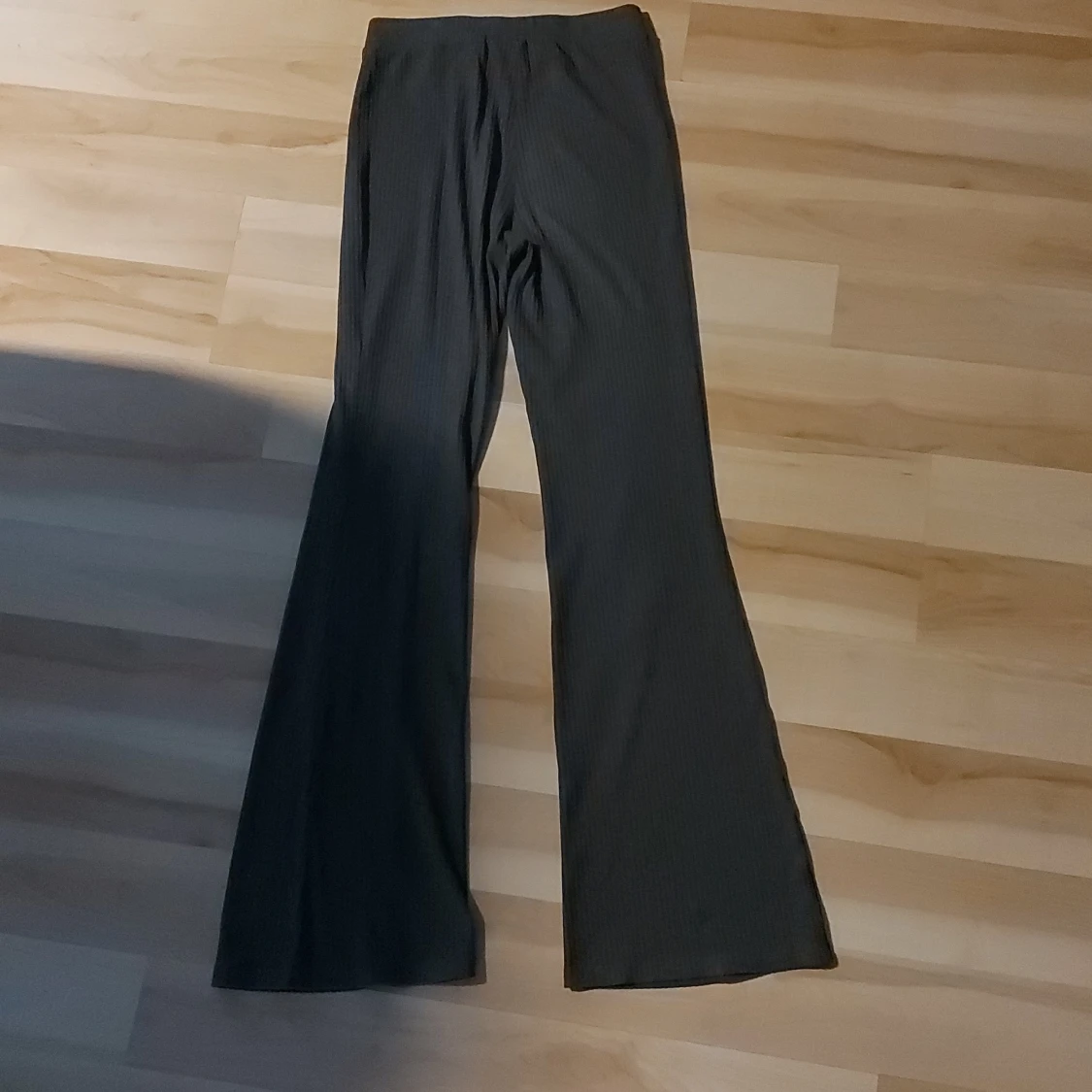 Grå ribbade bootcut-byxor H&M - 1