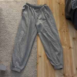 Mjukisbyxor - Fina mjukisbyxor gråa med ”resor” nere vid benet, köpt för ungefär 200kr, storlek Xs