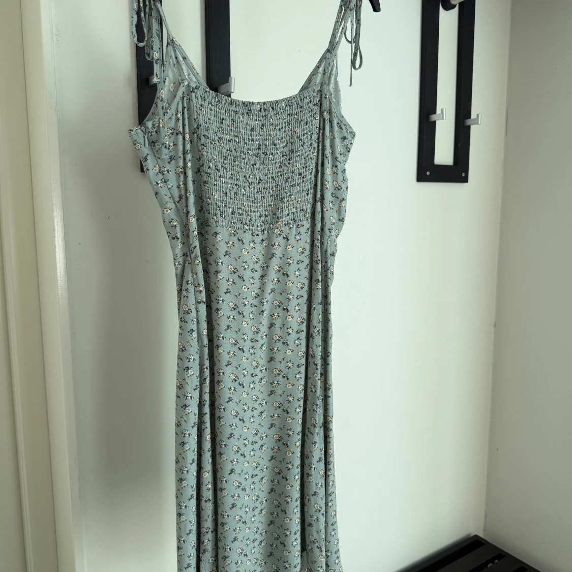 Blommig ljusgrön klänning från NA-KD - 1