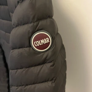 Colmar Originals Jacka - Säljer nu min snygga och stilrena colmar originals jacka i färgen vulcano black (grå/svart), storlek 46. säljer den för att den är för liten för mig, mycket fint skick. Nypris 3995kr skriv om ni har några frågor eller vill ha fler bilder.