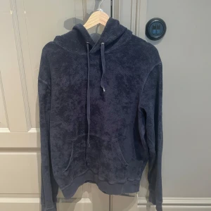 Mörkblå fleecehoodie Paul & friends - Mysig mörkblå hoodie från Paul & friends i mjuk fleece. 