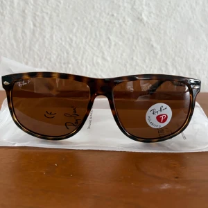 Rayban ”boyfriend” polarized - Helt oanvända rayban ”boyrfriend” polarized i storlek 60. Allt på bilden följer med vid köp. Söker en snabb och smidig affär, erbjudandet gäller till 1a september