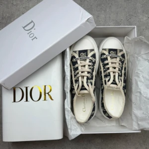 Christian Dior sneakers med monogram - Snygga sneakers från Christian Dior med klassiskt blått och beige monogrammönster. Serienummer syns på fjärde bilden. Köpta på diors hemsida för 1 år sedan❣️