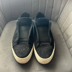 Svarta sneakers från Axel Arigato - Säljer mina svarta sneakers från Axel arigato då dem inte kommer till användning använda ett fåtal gånger perfekt för dig som vill ha det lilla extra till dig stil 