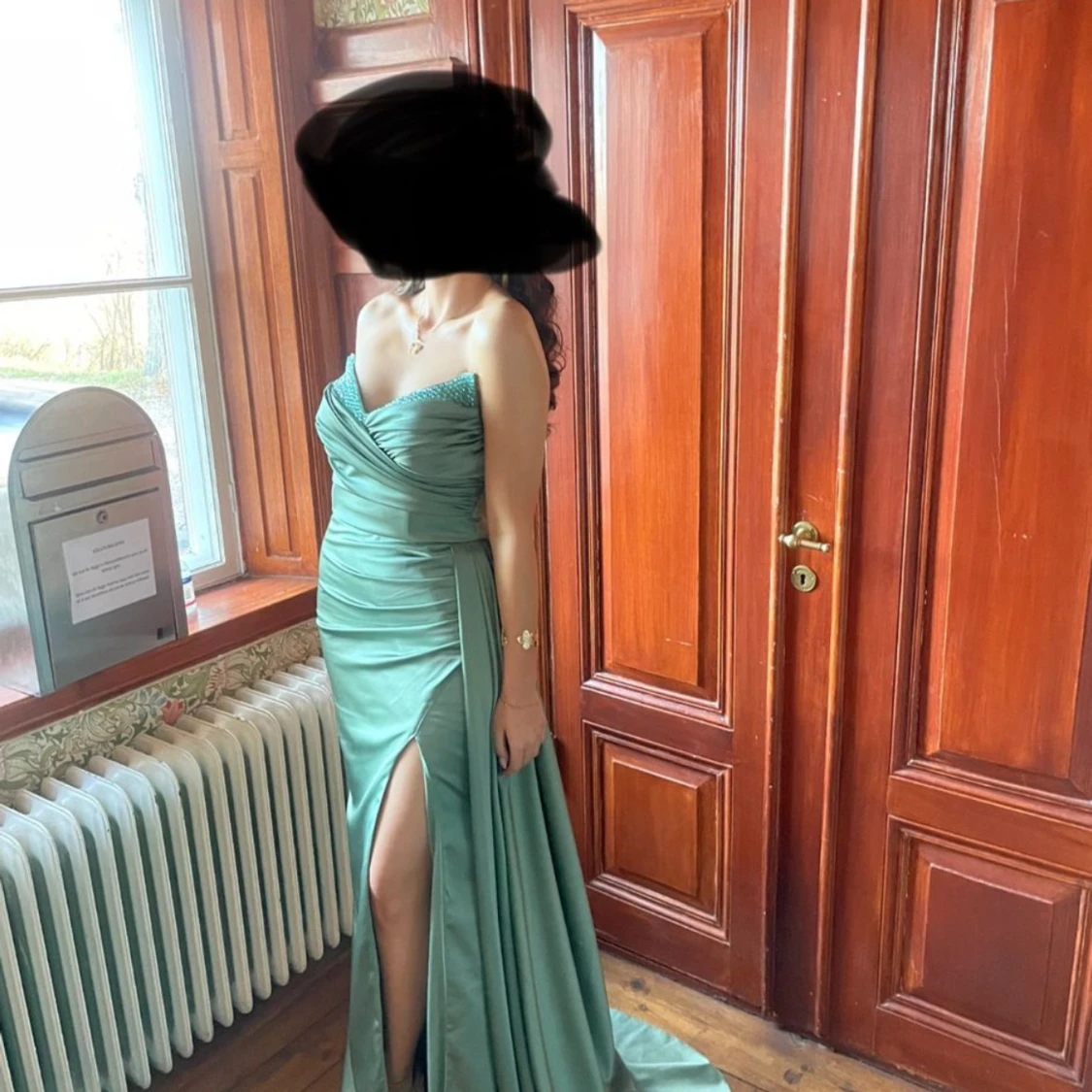 Grön långklänning med slits - 1