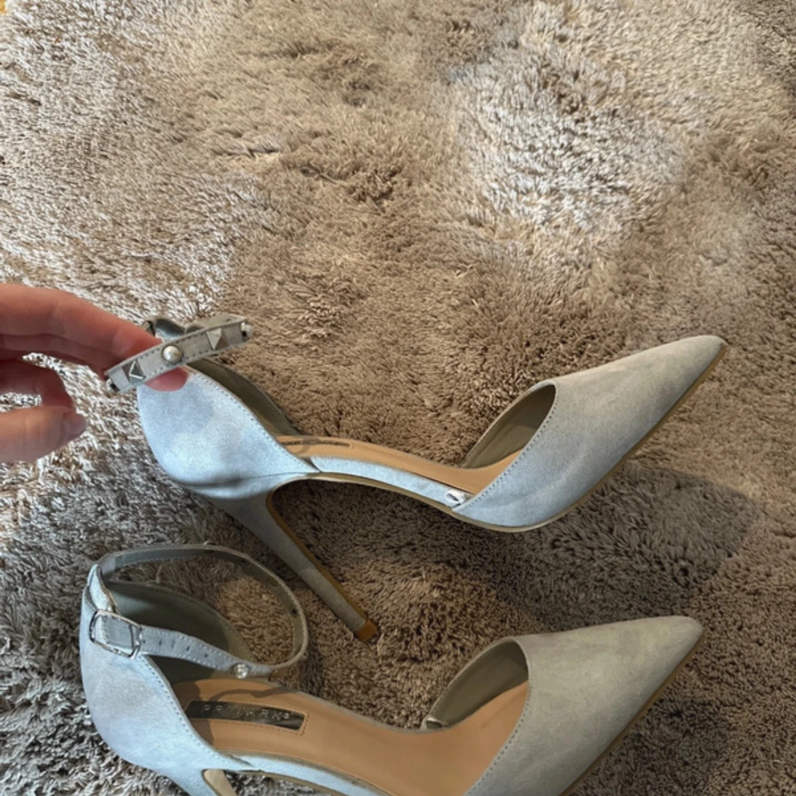 Ljusgrå pumps med spetsig tå och nitar - 1