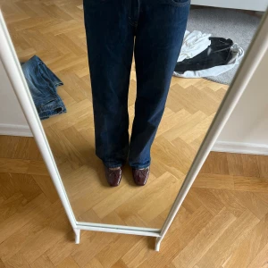 Två par jeans från Monki - Säljer två par raka jeans från Monki i mörkblå och blå denim. Klassisk femficksmodell med normal passform och låg midja. Jeansen har kontrastsömmar och Monki-lapp bak i midjan. Original pris 300kr styck