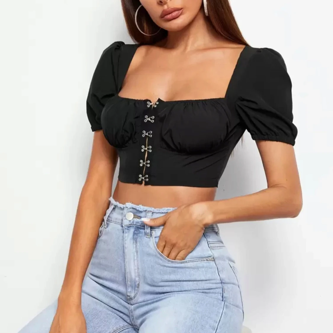 Svart croppad topp med puffärm