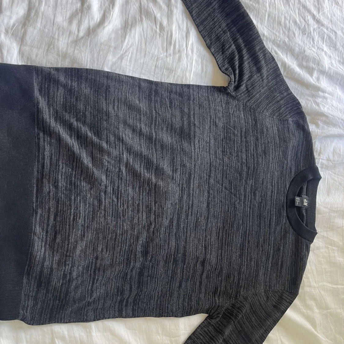 Mörkgrå randig tröja från H&M - 1