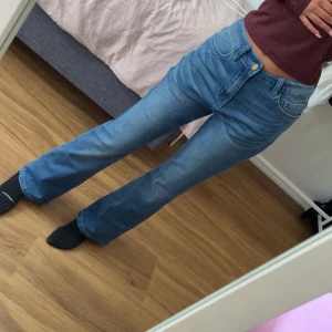 Blåa jeans - Säljer dessa blåa Bootcut jeans från SHEIN i storlek 12 - 13 år men skulle säga att dom är i storlek 32 då de är de jag bär❣️