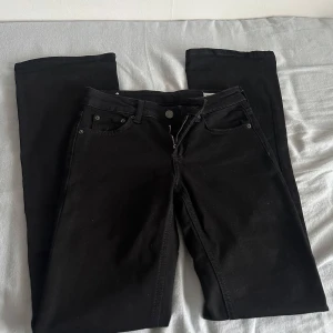 Svarta lågmidjade bootcut jeans - svarta lågmidjade bootcut flare utsvängda jeans, passar mig som brukar ha XS