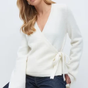 Vit omlottkofta med knyt - Superfin vit omlottkofta med knyt i sidan och v-ringad hals. Koftan har långa ärmar och är gjord i ett mjukt stickat material som känns riktigt skönt mot huden. Perfekt inför hösten!💕