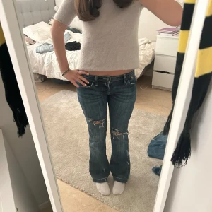 Lågmidjade jeans  - Super snygga mörk blå lågmidjsde jeans med hål!