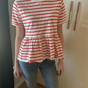 Randig topp från Zara - Säljer en söt randig topp från Zara i rött och vitt. Tröjan är i storlek S men passar också xs. Skriv vid frågor🫶🏼