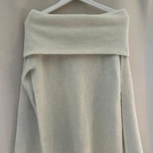 Offshoulder stickad tröja i ljusgrått - Säljer en supermjuk och stickad offshoulder-tröja i cremevit färg. Bara Använd några fåtal gånger