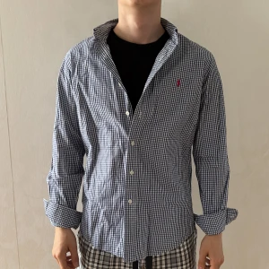 Blårutig skjorta från Ralph Lauren - Rahlp Lauren Skjora | Skick: 9,5/10 | Size - M | Fraktar via postnord eller instabox | Hör av dig vid minsta fråga eller fundering // Ricco Wardrobe