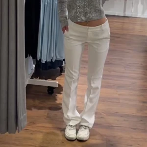 Vera kostymbyxa med medellåg midja - Jätte fin kostymbyxa som inte kommit till användning pga fel storlek💖lånade bilder