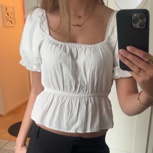 Vit blus med puffärmar - Säljer en gullig vit blus med puffärmar från Bikbok❤️Denna köptes för snart två år sedan och har gått ur Bikboks sortiment. Den är i storlek S. Säljer den eftersom den är snäppet för kort för mig, då jag är 180 cm och har M i vanliga fall🥰Har använts max fem gånger