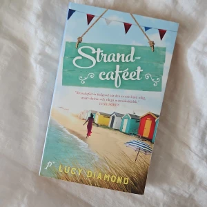 Strandcaféet - En feelgood-roman om Evie som ärver ett café vid stranden i Cornwall. Boken handlar om nystarter, familj, vänskap och kärlek. Perfekt för dig som gillar lättlästa och varma berättelser med somrig känsla och färgstarka miljöer.