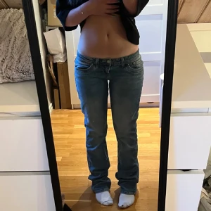 Blå LTB jeans valerie - Säljer ett par klassiska blå jeans från LTB med normal passform. W-29 L-36. Väldigt gott skick. Har aldrig använt dem eftersom dem var förstora för mig. Skriv till mig privat om ni undrar något mer 🥰❤️